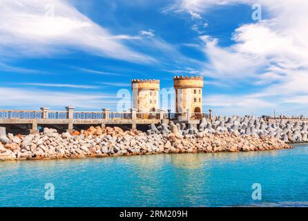 Pont et tours dans la baie d'Alexandrie, Egypte Banque D'Images