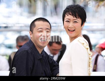 Bildnummer : 59657260 Datum : 17.05.2013 Copyright : imago/Xinhua (130517) -- CANNES, 17 mai 2012 (Xinhua) -- le réalisateur chinois Jia Zhangke (à gauche) et l'actrice Zhao Tao posent lors du photocall du film chinois A Touch of Sin du réalisateur Jia Zhangke en compétition au 66e Festival de Cannes à Cannes, dans le sud de la France, le 17 mai 2013. (Xinhua/Gao Jing) FRANCE-CANNES-FILM FESTIVAL-A TOUCH OF SIN-PHOTOCALL PUBLICATIONxNOTxINxCHN Kultur Entertainment People film 66 internationale Filmfestspiele Cannes Photocall xdp x0x 2013 quer première 59657260 Date 17 05 2013 Copyright Imago XINHUA Cannes Banque D'Images