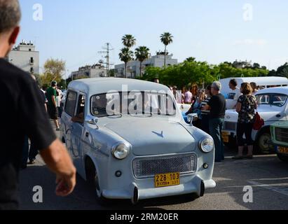 Bildnummer : 59660816 Datum : 17.05.2013 Copyright : imago/Xinhua (130517) -- TEL AVIV, 17 mai 2013(Xinhua) -- un israélien conduit une voiture israélienne Sussita qui était autrefois un modèle populaire en Israël pour assister à un salon automobile à tel Aviv, le 17 mai 2013. Quelques dizaines de voitures fabriquées et assemblées par Israël se sont réunies vendredi à tel Aviv, attirant les fans pour en apprendre davantage sur l’industrie automobile intéressante d’Israël. Entre 1951 et 1981, Israël a produit et assemblé plus de 100 000 voitures. (Xinhua/Yin Dongxun) ISRAEL-TEL AVIV-CAR SHOW PUBLICATIONxNOTxINxCHN Gesellschaft x2x xkg 2013 quer o0 Wirtschaft Messe Auto Banque D'Images