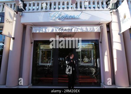 Bildnummer : 59660831 Datum : 17.05.2013 Copyright : imago/Xinhua (130517) -- CANNES, 17 mai 2012 (Xinhua) -- passez devant une boutique de Chopard, bijoutier de luxe du centre de Cannes le 17 mai 2013. Plus d'un million de dollars américains de bijoux devant être prêtés à des stars de cinéma au festival de Cannes ont été volés dans une chambre d'hôtel Novotel dans la ville de la Côte d'Azur, a déclaré une source policière. Les bijoux se trouvaient dans le coffre-fort de la chambre louée par un employé de Chopard, un bijoutier de luxe, a indiqué la source sous condition d’anonymat. (Xinhua/Gao Jing) FRANCE-CANNES-FILM FESTIVAL-CHOPARD-STOLEN PUBLICATIONxNOTxINx Banque D'Images