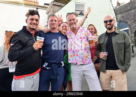 Dartmouth, Royaume-Uni. 26 août 2023. 26 août 2023. Un groupe d'habitants ont vu s'amuser au week-end de vacances de la Banque, à la régate royale du port de Datmouth. Crédit photo : Robert Timoney/Alamy Live News Banque D'Images