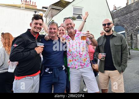 Dartmouth, Royaume-Uni. 26 août 2023. 26 août 2023. Un groupe d'habitants ont vu s'amuser au week-end de vacances de la Banque, à la régate royale du port de Datmouth. Crédit photo : Robert Timoney/Alamy Live News Banque D'Images