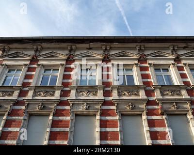 Vieux bâtiments d'une ville européenne. Paysage urbain de bâtiments anciens. Banque D'Images