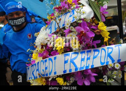 Bildnummer: 59672733  Datum: 21.05.2013  Copyright: imago/Xinhua (130521) -- JAKARTA, May 21, 2013 (Xinhua) -- Indonesian workers carry flowers during a rally in front of the Ministry of Energy and Mineral Resources in Jakarta, Indonesia, May 21, 2013. The number of casualties in underground mine collapse at Big Gossan mine of Freeport McMorant Copper and Gold Inc rose to 21 with 7 others remained being trapped, a statement from the firm said here Tuesday. (Xinhua/Zulkarnain) INDONESIA-JAKARTA-MINE INCIDENT RALLY PUBLICATIONxNOTxINxCHN Gesellschaft x2x xkg 2013 quer o0 Gedenken Trauer Bergbau Stock Photo