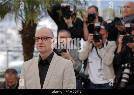 Bildnummer : 59673312 Datum : 21.05.2013 Copyright : imago/Xinhua (130521) -- CANNES, 21 mai 2013 (Xinhua) -- le réalisateur Steven Soderbergh pose pendant le photocall pour le film derrière le candélabre du réalisateur Steven Soderbergh au 66e Festival de Cannes à Cannes, dans le sud de la France, le 21 mai 2013. Derrière le Candelabra est parmi les cinq films en compétition pour la Palme d or convoitée. (XinhuaZhou Lei)(jl) FRANCE-CANNES-FILM FESTIVAL-BEHIND THE CANDELABRA-PHOTOCALL PUBLICATIONxNOTxINxCHN Kultur Entertainment People film 66 internationale Filmfestspiele Photocall x0x xsk 2013 quer premiumd Banque D'Images