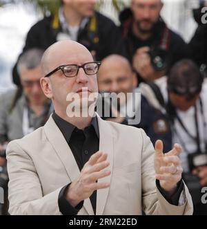 Bildnummer: 59673308  Datum: 21.05.2013  Copyright: imago/Xinhua (130521) -- CANNES, May 21, 2013 (Xinhua) -- Director Steven Soderbergh poses during the photocall for the film Behind the Candelabra by director Steven Soderbergh at the 66th Cannes Film Festival in Cannes, southern France, May 21, 2013. Behind the Candelabra is among the five movies competing for the coveted Palme d Or. (XinhuaZhou Lei)(jl) FRANCE-CANNES-FILM FESTIVAL-BEHIND THE CANDELABRA-PHOTOCALL PUBLICATIONxNOTxINxCHN Kultur Entertainment People Film 66 Internationale Filmfestspiele Photocall Porträt x0x xsk 2013 quadrat pr Stock Photo