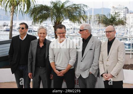 Bildnummer : 59673313 Datum : 21.05.2013 Copyright : imago/Xinhua (130521) -- CANNES, 21 mai 2013 (Xinhua) -- le réalisateur Steven Soderbergh (1e R) pose avec les acteurs Michael Douglas (2e, G) et Matt Damon (C) lors du photocall du film derrière le candélabre du réalisateur Steven Soderbergh au 66e Festival de Cannes à Cannes, le 21 mai 2013. Derrière le Candelabra est parmi les cinq films en compétition pour la Palme d or convoitée. (XinhuaZhou Lei)(jl) FRANCE-CANNES-FILM FESTIVAL-BEHIND THE CANDELABRA-PHOTOCALL PUBLICATIONxNOTxINxCHN Kultur Entertainment People film 66 interna Banque D'Images