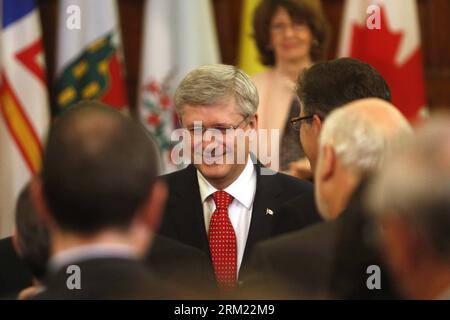 Bildnummer : 59675098 référence : 21.05.2013 Copyright : imago/Xinhua (130521) -- OTTAWA, le 21 mai 2013 (Xinhua) -- le Premier ministre du Canada, Stephen Harper, s'adresse à son caucus conservateur sur la colline du Parlement à Ottwaw, Canada, le 21 mai 2013. Harper a déclaré mardi qu'il n'était pas heureux d'un récent scandale de dépenses au Sénat non élu du Canada. (Xinhua/David Kawai) CANADA-OTTAWA-POLITICS-PM-HARPER PUBLICATIONxNOTxINxCHN People Politik premiumd x0x xsk 2013 quer 59675098 Date 21 05 2013 Copyright Imago XINHUA Ottawa Mai 21 2013 XINHUA Canada S le Premier ministre Stephen Harper prononce une allocution à son Conservat Banque D'Images