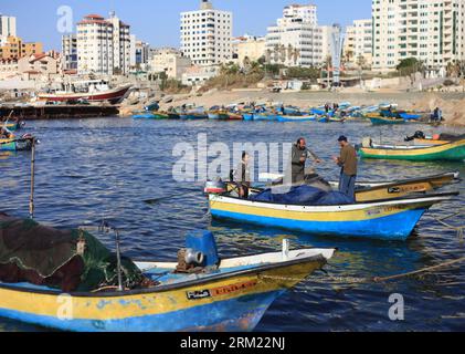 Bildnummer : 59675123 Datum : 21.05.2013 Copyright : imago/Xinhua (130521) -- GAZA, 21 mai 2013 (Xinhua) -- des pêcheurs palestiniens installent un filet au port de Gaza le 21 mai 2013. Israël a levé mardi la limite de la zone de pêche de la bande de Gaza et l'a rétablie de trois à six milles marins au large de la côte, a déclaré l'armée israélienne. (Xinhua/Yasser Qudih) MIDEAST-GAZA-FISHING ZONE PUBLICATIONxNOTxINxCHN Wirtschaft Gesellschaft Fischerei Fischer x0x xsk 2013 quer 59675123 Date 21 05 2013 Copyright Imago XINHUA Gaza Mai 21 2013 XINHUA pêcheurs PALESTINIENS arrangent un filet AU Port In Banque D'Images