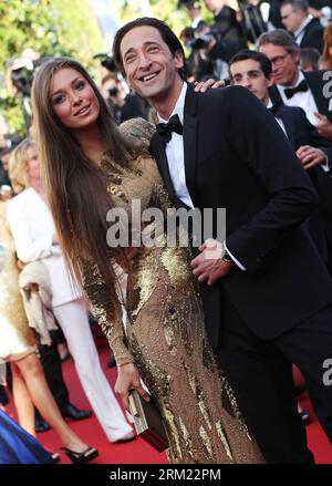 Bildnummer : 59675521 Datum : 21.05.2013 Copyright : imago/Xinhua CANNES, 21 mai 2012 -- l’acteur AMÉRICAIN Adrien Brody pose avec sa partenaire Lara Lieto à leur arrivée pour la projection du film américain Behind the Candelabra présenté en compétition lors de la 66e édition du Festival de Cannes à Cannes, le 21 mai 2013. (Xinhua/Gao Jing) (dzl) FRANCE-CANNES-FESTIVAL-DERRIÈRE LE CANDÉLABRE -PREMIERE PUBLICATIONxNOTxINxCHN Entertainment film 66 internationale Filmfestspiele Cannes People Premiumd x0x xkg 2013 hoch 59675521 Date 21 05 2013 Copyright Imago XINHUA Cannes mai 2 Banque D'Images