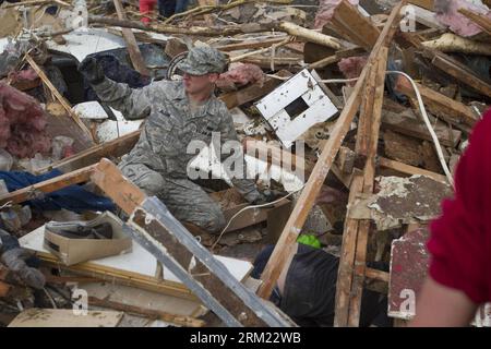 Bildnummer : 59675561 Datum : 20.05.2013 Copyright : imago/Xinhua MOORE -- Un membre de l'US Air Force appelle à l'aide pour fouiller les décombres après une tornade à Moore, Oklahoma, États-Unis, le 20 mai 2013. Vingt-quatre ont été tués et 237 autres blessés lorsqu'une tornade massive a frappé la banlieue sud d'Oklahoma City, la capitale de l'État américain de l'Oklahoma, lundi, ont déclaré des responsables de l'État. (Xinhua/Marcus DiPaola) US-MOORE-WEATHER-TORNADO PUBLICATIONxNOTxINxCHN Gesellschaft Tornado Sturm Wirbelsturm Schäden Zerstörung x0x xkg 2013 quer premiumd 59675561 Date 20 05 Banque D'Images