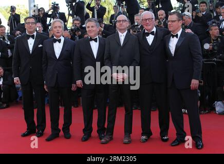 Bildnummer : 59676984 Date de référence : 21.05.2013 Copyright : imago/Xinhua CANNES -- (de gauche à droite) le scénariste américain Richard LaGravenese, l'acteur Michael Douglas, le producteur Gregory Jacobs, le réalisateur Steven Soderbergh, le producteur Jerry Weintraub et l’acteur Matt Damon arrivent pour la projection du film américain Behind the Candelabra présenté en compétition lors de la 66e édition du Festival de Cannes à Cannes, dans le sud de la France, le 21 mai 2013. (Xinhua/Gao Jing) (dzl) FRANCE-CANNES-FESTIVAL-DERRIÈRE LE CANDÉLABRE-PREMIERE PUBLICATIONxNOTxINxCHN Entertainment film 66 internationale Filmfestspiele Cannes People Banque D'Images