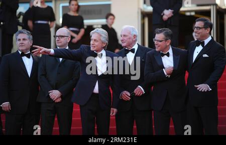 Bildnummer : 59676986 Date de référence : 21.05.2013 Copyright : imago/Xinhua CANNES -- (de gauche à droite) producteur américain Gregory Jacobs, réalisateur Steven Soderbergh, acteur Michael Douglas, producteur Jerry Weintraub, l’acteur Matt Damon et le scénariste Richard LaGravenese arrivent pour la projection du film américain Behind the Candelabra présenté en compétition lors de la 66e édition du Festival de Cannes à Cannes, dans le sud de la France, le 21 mai 2013. (Xinhua/Gao Jing) (dzl) FRANCE-CANNES-FESTIVAL-DERRIÈRE LE CANDÉLABRE-PREMIERE PUBLICATIONxNOTxINxCHN Entertainment film 66 internationale Filmfestspiele Cannes People x0 Banque D'Images