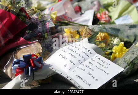 Bildnummer: 59686719  Datum: 23.05.2013  Copyright: imago/Xinhua (130523) -- LONDON, May 23, 2013 (Xinhua) -- Flowers are seen at the entrance to the Royal Artillery Barracks in Woolwich in southeast London, May 23, 2013. A serving soldier was hacked to death by two attackers wielding knives including a meat cleaver near the Royal Artillery Barracks in Woolwich on Wednesday afternoon. (Xinhua/Bimal Gautam) UK-LONDON-COMMEMORATION PUBLICATIONxNOTxINxCHN Gesellschaft Politik Terror Anschlag Terroranschlag Mord Soldat Trauer xcb x0x 2013 quer premiumd      59686719 Date 23 05 2013 Copyright Imago Stock Photo