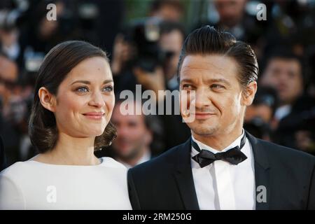 Bildnummer : 59698152 Datum : 24.05.2013 Copyright : imago/Xinhua (130524) -- CANNES, 24 mai 2012 (Xinhua) -- l'actrice française Marion Cotillard (L) assiste à la première de l'immigrant avec l'acteur Jeremy Renner au 66e Festival de Cannes, le 24 mai 2013. (Xinhua/Zhou Lei) FRANCE-CANNES-FILM FESTIVAL-COMPÉTITION-THE IMMIGRANT PUBLICATIONxNOTxINxCHN People Kultur Entertainment film 66 internationale Filmfestspiele Cannes Filmpremiere Premiere xdp x1x 2013 quer Highlight Premiumd 59698152 Date 24 05 2013 Copyright Imago XINHUA Cannes Mai 24 2012 XINHUA French ac Banque D'Images