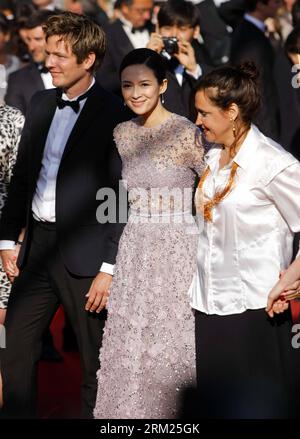 Bildnummer : 59701280 Datum : 25.05.2013 Copyright : imago/Xinhua (130525) -- CANNES, 25 mai 2012 (Xinhua) -- l'actrice chinoise Zhang Ziyi (C), membre du jury d'un certain regard, assiste à la première du film Vénus in fur du réalisateur Roman Polanski lors du 66e Festival de Cannes à Cannes, dans le sud de la France, le 25 mai 2013. (Xinhua/Zhou Lei) FRANCE-CANNES-FILM FESTIVAL-COMPÉTITION-VÉNUS IN FUR-PREMIERE PUBLICATIONxNOTxINxCHN Kultur Entertainment People film 66 internationale Filmfestspiele Cannes Filmpremiere Premiere xsp x0x 2013 hoch 59701280 Date 25 05 2013 Copyright Imago XINHUA Cann Banque D'Images