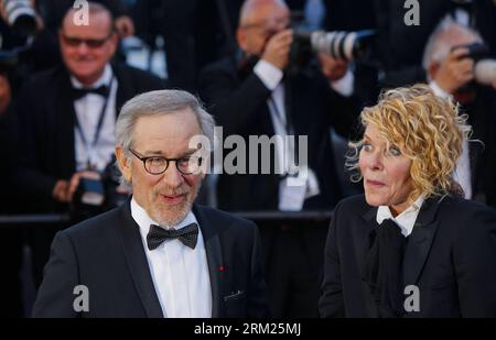 Bildnummer : 59701291 Datum : 25.05.2013 Copyright : imago/Xinhua (130525) -- CANNES, 25 mai 2012 (Xinhua) -- le réalisateur Steven Spielberg (G) et son épouse, l'actrice Kate Capshaw, assistent à la première du film Vénus in fur du réalisateur Roman Polanski au 66e Festival de Cannes, le 25 mai 2013. (Xinhua/Zhou Lei) FRANCE-CANNES-FILM FESTIVAL-COMPÉTITION-VÉNUS IN FUR-PREMIERE PUBLICATIONxNOTxINxCHN Kultur Entertainment People film 66 internationale Filmfestspiele Cannes Filmpremiere Premiere première xsp x0x 2013 quer Highlight premiumd 59701291 Date 25 05 2013 Copyright IM Banque D'Images