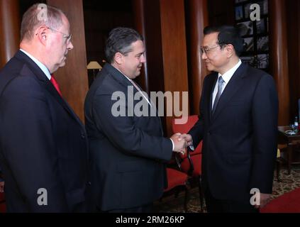 Bildnummer : 59713095 Datum : 27.05.2013 Copyright : imago/Xinhua (130527) -- BERLIN, 27 mai 2013 (Xinhua) -- le Premier ministre chinois Li Keqiang (à droite) rencontre Sigmar Gabriel (C), président du Parti social-démocrate allemand (SPD), et Peer Steinbrueck (à gauche), premier candidat du SPD pour les élections fédérales de 2013, à Berlin, capitale de l'Allemagne, le 27 mai 2013. (Xinhua/Pang Xinglei) (yxb) ALLEMAGNE-BERLIN-CHINE-LI KEQIANG-MEETING PUBLICATIONxNOTxINxCHN Politik People x0x xdd premiumd 2013 quer 59713095 Date 27 05 2013 Copyright Imago XINHUA Berlin Mai 27 2013 XINHUA Premier ministre chinois a quitté K. Banque D'Images