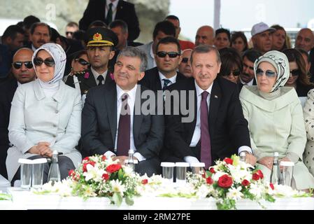 130523 -- ISTANBUL, 29 mai 2013 Xinhua -- le Premier ministre turc Recep Tayyip Erdogan 2nd R, front et son épouse Emine, le président turc Abdullah Gul 2nd L, front et son épouse Hayrünnisa assistent à la cérémonie d'inauguration du 3e pont sur le Bosphore à Istanbul le 29 mai 2013. Une cérémonie d'inauguration du 3e pont continental eurasien a eu lieu à côté du détroit du Bosphore et près de l'estuaire de la mer Noire. Le pont suspendu de 1 275 mètres de long reliera la route de Marmara du Nord à l'autoroute transeuropéenne. Le pont devrait également réduire la congestion du trafic dans l'IS Banque D'Images