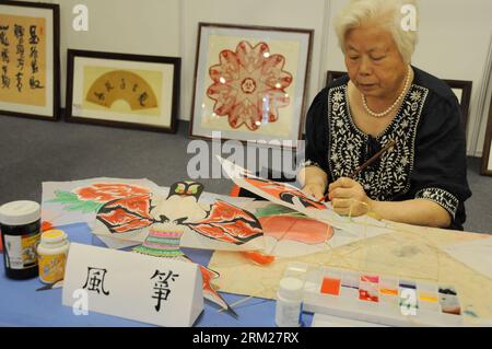 Bildnummer : 59728172 Datum : 29.05.2013 Copyright : imago/Xinhua (130529) -- BEIJING, 29 mai 2013 (Xinhua) -- un successeur du patrimoine culturel immatériel montre comment fabriquer des cerfs-volants lors de la deuxième Foire internationale du commerce des services de Pékin (CIFTIS) à Beijing, capitale de la Chine, le 29 mai 2013. La foire a ouvert ici le 28 mai.(Xinhua/Wang Zhen) (yxb) CHINA-BEIJING-CIFTIS-CULTURAL HERITAGE(CN) PUBLICATIONxNOTxINxCHN Gesellschaft Kultur x0x xmb 2013 quer 59728172 Date 29 05 2013 Copyright Imago XINHUA Pékin Mai 29 2013 XINHUA au patrimoine culturel immatériel successeur montre comment faire Banque D'Images