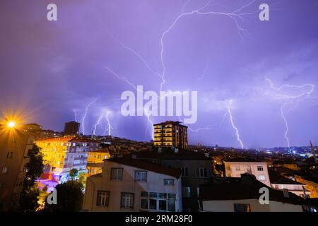 Vue du ciel orageux avec des éclairs sur la ville d'Istanbul la nuit Banque D'Images