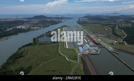 Panama Stadt, Panama. 26 août 2023. Vue des écluses Cocoli du canal de Panama. Des deux côtés du canal de Panama, 126 cargos ont récemment été bloqués, soit près de 40 % de plus qu’en temps normal. La raison en est la restriction des passages de navires en raison de la sécheresse actuelle. Le temps d'attente est de neuf à onze jours, comme l'a annoncé vendredi l'autorité du canal. Crédit : Mauricio Valenzuela/dpa/Alamy Live News Banque D'Images