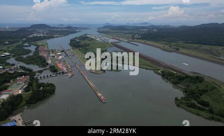 Panama Stadt, Panama. 26 août 2023. Vue des écluses de Miraflores (l) et des écluses de Cocoli (r) du canal de Panama. Des deux côtés du canal de Panama, 126 cargos ont récemment été bloqués, soit près de 40 % de plus qu’en temps normal. La raison en est la restriction des passages de navires en raison de la sécheresse actuelle. Le temps d'attente est de neuf à onze jours, comme l'a annoncé vendredi l'autorité du canal. Crédit : Mauricio Valenzuela/dpa/Alamy Live News Banque D'Images