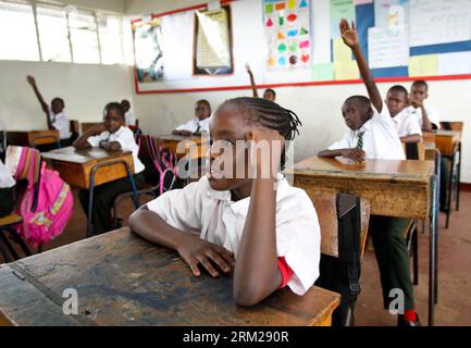 Bildnummer : 59743769 Datum : 11.04.2013 Copyright : imago/Xinhua (130531) -- 2013 (Xinhua) -- des enfants lèvent la main sur une classe à Nairobi, Kenya, le 11 avril 2013. Selon le Rapport 2012 sur les objectifs du Millénaire pour le développement publié par les Nations Unies, les conditions de vie des enfants d ' Afrique subsaharienne ont été améliorées. comme le taux de scolarisation des enfants en âge de fréquenter l ' école primaire a nettement augmenté, passant de 58 à 76 %, et que la mortalité des enfants de moins de 5 ans a chuté de 2,4 % par an entre 2000 et 2010. (Xinhua/Meng Chenguang)(pcy) AFRIQUE SUBSAHARIENNE-ENFANTS PUBLICATIONxNOTxINxCHN Gesellscha Banque D'Images