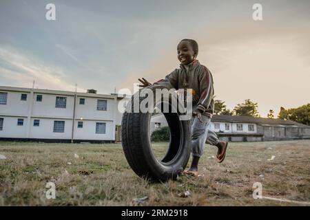 Bildnummer : 59743764 Datum : 26.02.2013 Copyright : imago/Xinhua (130531) -- 2013 (Xinhua) -- Un garçon kenyan roule un pneu dans un parc, Nairobi, Kenya, 26 février 2013. Selon le Rapport 2012 sur les objectifs du Millénaire pour le développement publié par les Nations Unies, les conditions de vie des enfants d ' Afrique subsaharienne ont été améliorées. comme le taux de scolarisation des enfants en âge de fréquenter l ' école primaire a nettement augmenté, passant de 58 à 76 %, et que la mortalité des enfants de moins de 5 ans a chuté de 2,4 % par an entre 2000 et 2010. (Xinhua/Qi Lin)(pcy) AFRIQUE SUBSAHARIENNE-ENFANTS PUBLICATIONxNOTxINxCHN Gesellschaft Kind xas Banque D'Images