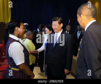 Bildnummer : 59747980 Datum : 01.06.2013 Copyright : imago/Xinhua (130601) -- PORT D'ESPAGNE, 1 juin 2013 (Xinhua) -- Président chinois Xi Jinping (face C ) et son épouse Peng Liyuan rencontrent des représentants des lycéens de Trinité-et-Tobago accompagnés du Président de Trinité-et-Tobago Anthony Carmona et de son épouse lors de leur visite à Port of Spain le 1 juin 2013, Journée internationale des enfants. (Xinhua/LAN Hongguang) (wjq) TRINIDAD AND TOBAGO-PORT OF SPAIN-XI JINPING-VISIT PUBLICATIONxNOTxINxCHN People Politik premiumd xbs x0x 2013 quer 59747980 Date 01 06 2013 copie Banque D'Images