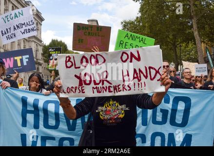 Londres, Royaume-Uni. 26 août 2023. Manifestants à Whitehall. Les foules ont défilé dans le centre de Londres pendant la Marche nationale des droits des animaux, exigeant la fin de toutes les formes d'exploitation et d'abus des animaux, et en soutien aux droits des animaux et au véganisme. Crédit : Vuk Valcic/Alamy Live News Banque D'Images