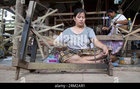 Bildnummer : 59761193 Datum : 03.06.2013 Copyright : imago/Xinhua (130604) -- VIENTIANE, 2013 (Xinhua) -- les femmes tissent de manière traditionnelle à Luang Prabang, Laos, 3 juin 2013. Luang Prabang, capitale de la province de Luang Prabang, est une petite ville paisible du nord du Laos, au confluent de la rivière Nam Khan et du Mékong. Avec une histoire de plus de 1 000 ans, Luang Prabang a été classée par l'Organisation des Nations Unies pour l'éducation, la science et la culture (UNESCO) comme patrimoine mondial en 1995. (Xinhua/Chen Duo)(axy) LAOS-VIENTIANE-LUANG PRABANG-WORLD HERITAGE PUBLICATIONxNOTxINxCHN xcb x0x 20 Banque D'Images