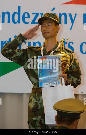 Bildnummer : 59771520 Datum : 04.06.2013 Copyright : imago/Xinhua Wang Zhanjun de Chine pose avec son trophée lors de la cérémonie de remise des prix lors de la 12e coupe du monde de tireurs d'élite de police et militaire à Budapest, Hongrie, le 4 juin 2013. Wang a remporté la médaille d'or de la compétition militaire individuelle de l'événement. (Xinhua/Attila Volgyi) (SP)HONGRIE-BUDAPEST-POLICE-MILITAIRE-SNIPER-COUPE DU MONDE PUBLICATIONxNOTxINxCHN Gesellschaft Militär Scharfschütze Scharfschützen WM Weltmeister Siegerehrung Pokal Trophäe Objekte x0x xdd premiumd 2013 hoch 59771520 Date 04 06 2013 Copyright Imago XINHUA Wang Zhanjun de Chine Banque D'Images