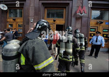 Bildnummer : 59773571 Datum : 05.06.2013 Copyright : imago/Xinhua (130605) -- MOSCOU, 5 juin 2013 (Xinhua) -- les pompiers arrivent sur les lieux d'un incendie à Moscou, Russie, le 5 juin 2013. Au moins 45 ont demandé une assistance médicale après qu'un incendie ait éclaté dans un métro de Moscou mercredi, a déclaré le bureau local du ministère des situations d'urgence. (Xinhua/Jiang Kehong) (bxq) RUSSIA-MOSCOW-METRO FIRE PUBLICATIONxNOTxINxCHN Gesellschaft Metro Ubahn U bahn Feuer Brand xas x0x 2013 quer premiumd 59773571 Date 05 06 2013 Copyright Imago XINHUA Moscou juin 5 2013 les pompiers XINHUA arrivent sur les lieux de Banque D'Images