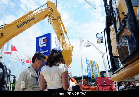 Bildnummer: 59776902  Datum: 05.06.2013  Copyright: imago/Xinhua (130605) -- MOSCOW, June 5, 2013 (Xinhua) -- A visitor (L) consults during the CTT 2013 at CRUCOS exhibition centre in Moscow, Russia, June 5, 2013. The CTT 2013, which will last until June 8, kicked off on Tuesday and attracted 911 exhibitors from China, Finland, Germany and other countries. (Xinhua/Ding Yuan) (bxq) RUSSIA-MOSCOW-CONSTRUCTION MACHINERY EXHIBITION PUBLICATIONxNOTxINxCHN Wirtschaft x0x xkg 2013 quer      59776902 Date 05 06 2013 Copyright Imago XINHUA  Moscow June 5 2013 XINHUA a Visitor l Consults during The CTT Stock Photo