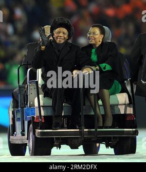 130608 -- Johannesburg, le 11 juillet 2010 Xinhua -- une photo prise le 11 juillet 2010 montre l'ancien président sud-africain Nelson Mandela L et son épouse Graca Machel qui assistent à la cérémonie de clôture de la coupe du monde de la FIFA en Afrique du Sud 2010 à Johannesburg, en Afrique du Sud. L'ancien président sud-africain Nelson Mandela est dans un état grave mais stable après avoir été emmené dans un hôpital pour être soigné pour une infection pulmonaire, a déclaré le gouvernement samedi, suscitant une vague d'inquiétude de la part des admirateurs d'un homme qui a aidé à mettre fin au régime raciste blanc. Xinhua/Wang Yuguo zhf AFRIQUE DU SUD-MANDELA-HOSPITALIZATI Banque D'Images