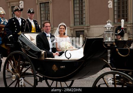 Bildnummer : 59793564 Datum : 08.06.2013 Copyright : imago/Xinhua (130608) -- STOCKHOLM, 8 juin 2013 (Xinhua) -- la princesse suédoise Madeleine et le banquier américain Christopher O Neill partent dans une voiture après leur cérémonie de mariage à la Chapelle Royale de Stockholm, Suède, le 8 juin 2013. (Xinhua/Liu Yinan) SUÈDE-STOCKHOLM-ROYAL-PRINCESS-MARIAGE PUBLICATIONxNOTxINxCHN Entertainment People Adel SWE Heirat Brautpaar Kutsche xas x0x 2013 quer premiumd 59793564 Date 08 06 2013 Copyright Imago XINHUA Stockholm juin 8 2013 XINHUA la princesse suédoise Madeleine et U S Banke Banque D'Images