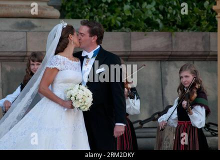 Bildnummer: 59793567  Datum: 08.06.2013  Copyright: imago/Xinhua (130608) -- STOCKHOLM, June 8, 2013 (Xinhua) -- The newly wed Swedish Princess Madeleine and U.S. banker Christopher O Neill kiss outside the Royal Chapel after their wedding ceremony in Stockholm, Sweden, on June 8, 2013. (Xinhua/Liu Yinan) SWEDEN-STOCKHOLM-ROYAL-PRINCESS-MARRIAGE PUBLICATIONxNOTxINxCHN Entertainment people Adel SWE Heirat Brautpaar xas x1x 2013 quer premiumd  o0 Familie, privat Frau Mann     59793567 Date 08 06 2013 Copyright Imago XINHUA  Stockholm June 8 2013 XINHUA The newly WED Swedish Princess Madeleine an Stock Photo