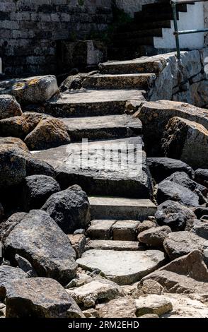 Herm Island, îles Anglo-Normandes, 11 juin 2023. Escalier en pierre jusqu'à la plage Fishermans sur le front de mer de l'île de Herm, Royaume-Uni Banque D'Images