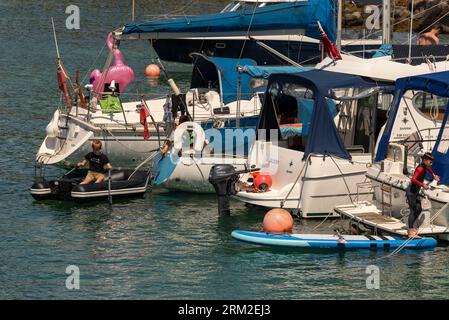 Herm Island, îles Anglo-Normandes, 11 juin 2023. Bateaux de loisirs amarrés au large de Fishermans Beach, à l'ouest de Herm, dans les îles anglo-normandes, au Royaume-Uni. Banque D'Images