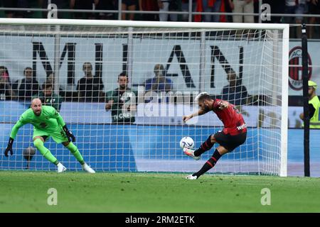 Milan, Italie. 26 août 2023. Olivier Giroud de l'AC Milan marque le deuxième but de son équipe lors du match de Serie A entre l'AC Milan et le Torino FC au Stadio Giuseppe Meazza le 26 août 2023 à Milan, en Italie. Crédit : Marco Canoniero/Alamy Live News Banque D'Images