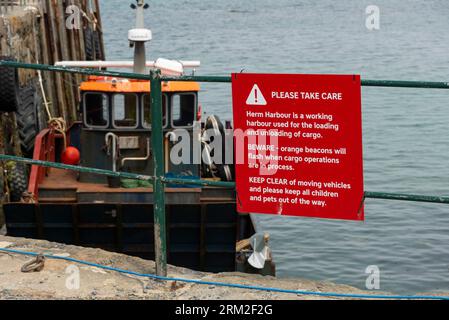 Herm Island, îles Anglo-Normandes, 11 juin 2023. Veuillez prendre garde aux utilisateurs de Herm Harbour, une déclaration de sécurité sur un tableau rouge. Banque D'Images