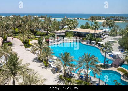 Les piscines du Ritz-Carlton Bahrain avec vue sur le golfe Persique Banque D'Images