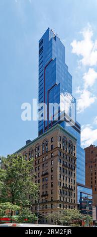 Manhattan Valley : la maçonnerie classique de Midway, 216 West 100th Street, est éclipsée par l'imposant voisin, Ariel East aux parois de verre. Banque D'Images