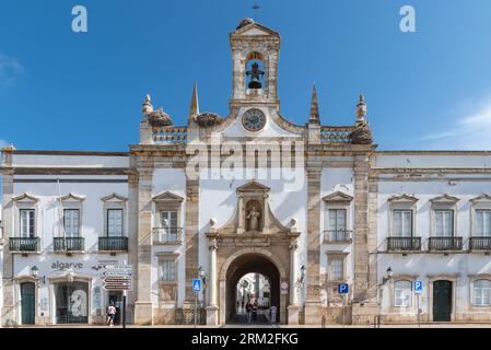 Arche du village dans la capitale de l'Algarve, Faro, Portugal. Banque D'Images