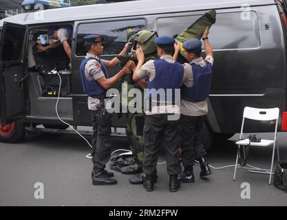 Bildnummer : 59815804 Datum : 12.06.2013 Copyright : imago/Xinhua (130612) -- JAKARTA, 12 juin 2013 (Xinhua) -- un membre de la brigade anti-bombe de la police indonésienne (C) se prépare à inspecter le site d'un sac suspect placé sur une route derrière un centre commercial à Jakarta, Indonésie, le 12 juin 2013. Il n'y a eu aucune information officielle sur le contenu du sac. (Xinhua/Zulkarnain) INDONESIA-JAKARTA-SUSPICIOUS BAG PUBLICATIONxNOTxINxCHN Gesellschaft Polizei Bombenentschärfung bombe Bombenalarm Schutzanzug xas x0x 2013 quer premiumd 59815804 Date 12 06 2013 Copyright Imago XINHUA Jakarta juin 12 Banque D'Images