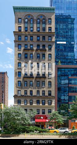 Manhattan Valley : la maçonnerie classique de Midway, 216 West 100th Street, est éclipsée par l'imposant voisin, Ariel East aux parois de verre. Banque D'Images