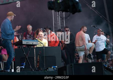 Portsmouth, Royaume-Uni. 26 août 2023. Belle & Sebastian invitent les fans sur scène au Victorious Festival 2023. Cristina Massei/Alamy Live News Banque D'Images