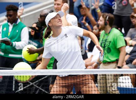 Flushing Meadow, United a déclaré. 26 août 2023. IgA Swiatek de Pologne participe à Arthur Ashe Kids Day avec Dude Perfect menant aux Championnats américains Open de tennis 2023 au USTA Billie Jean King National tennis Center le samedi 26 août 2023 à New York. Photo de John Angelillo/UPI crédit : UPI/Alamy Live News Banque D'Images