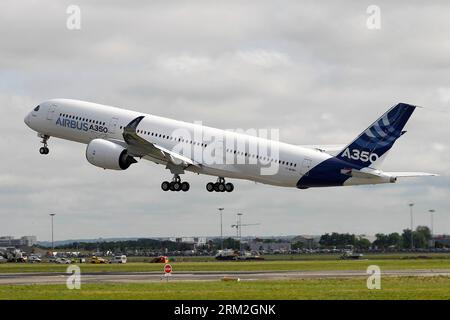 Bildnummer: 59834500  Datum: 14.06.2013  Copyright: imago/Xinhua (130614) -- TOULOUSE, June 14, 2013 (Xinhua) -- Airbus s A350 XWB (eXtra Wide Body) plane takes off from Toulouse-Blagnac airport, southwestern France, on its first test flight on June 14, 2013. The A350 XWB is Airbus all-new mid-size long range product line. To date it has already won 613 firm orders from 33 customers worldwide. (Xinhua/Chen Cheng) FRANCE-AIRBUS-A350 XWB-TEST FLIGHT PUBLICATIONxNOTxINxCHN Flugzeug x0x xkg 2013 quer      59834500 Date 14 06 2013 Copyright Imago XINHUA  Toulouse June 14 2013 XINHUA Airbus S A350 Stock Photo